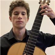 Chitarrista Laureato al Conservatorio  G. Verdi  di Milano, offre lezioni di Chitarra Classica per qualsiasi livello.